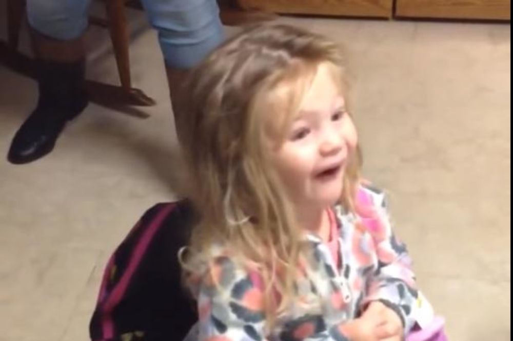 (VIDEO) Dobro mi došao, bato: Dirljiva reakcija devojčice na prvi susret sa bratom