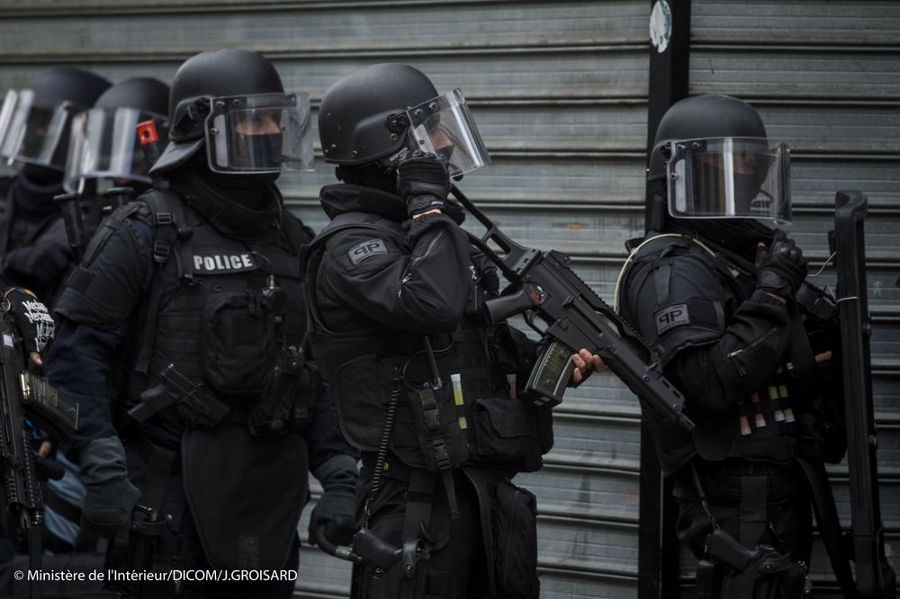 HAOS U FRANCUSKOJ: Radikalni islamista upucao dva policajca