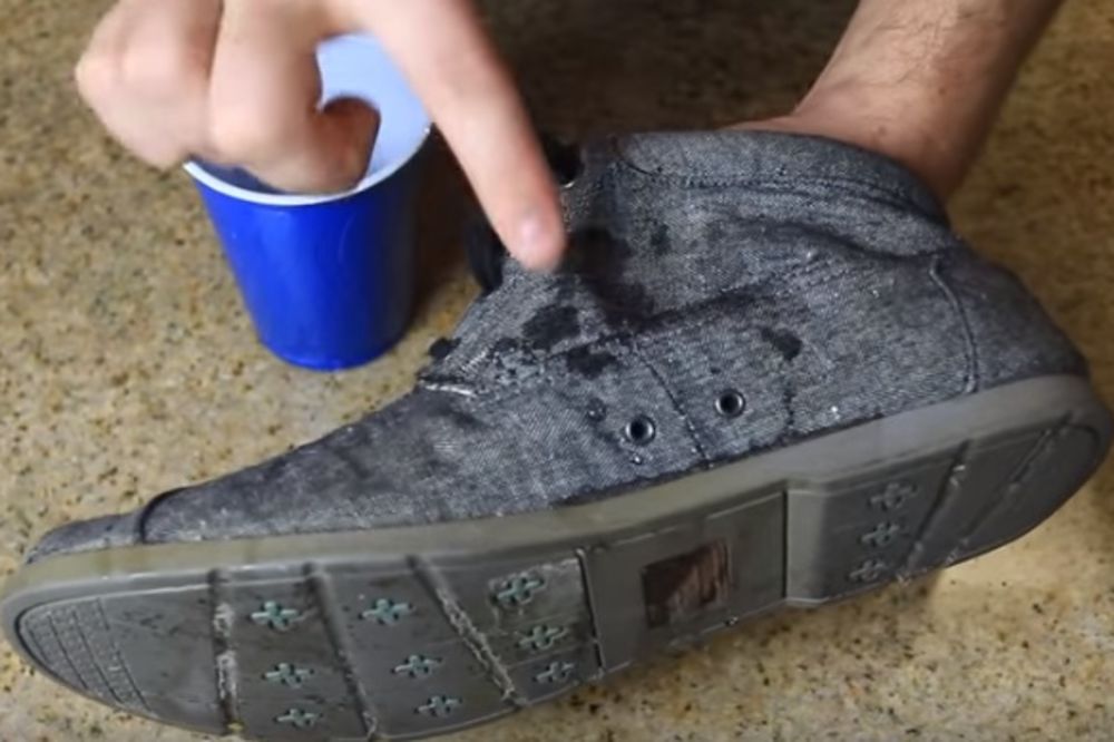 (VIDEO) VEOMA JEDNOSTAVNO: Uz ovaj trik vaše cipele postaće otporne na vodu