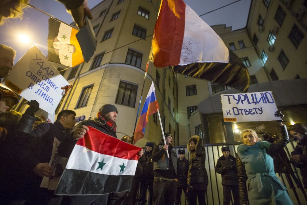 ZABILI STE NAM NOŽ U LEĐA: Više od 600 ljudi protestovalo ispred ambasade Turske u Moskvi