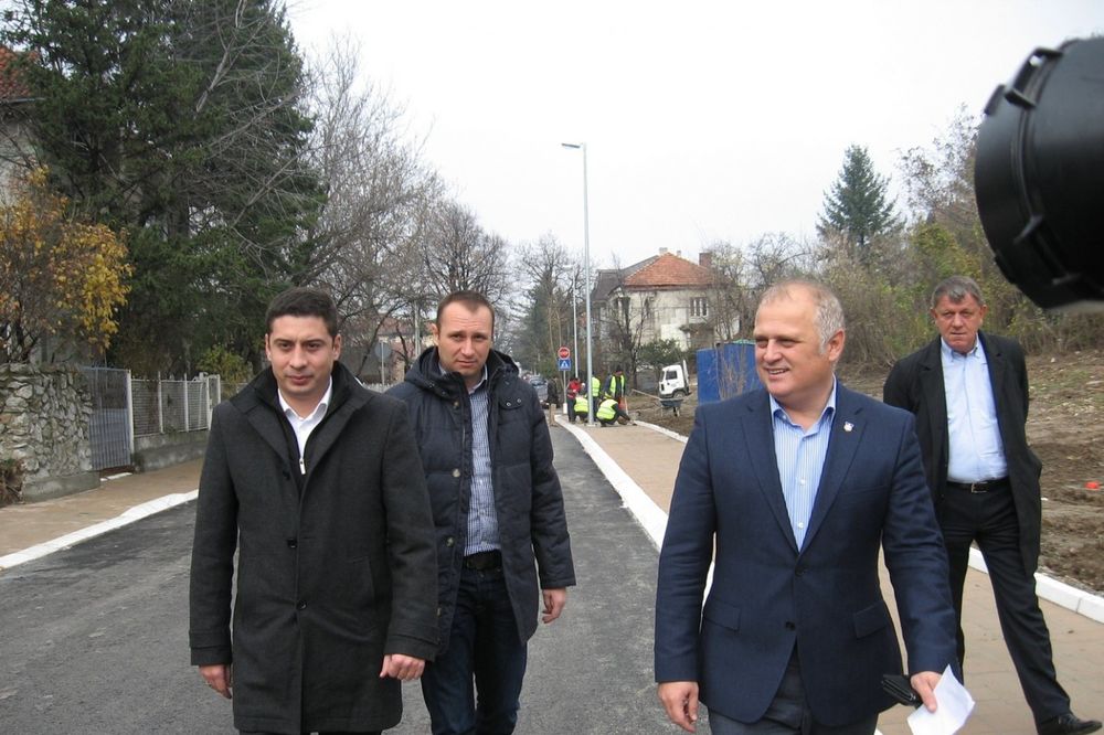 (FOTO) VESIĆ: Asfaltiran 100. kilometar ulica od početka godine u Beogradu