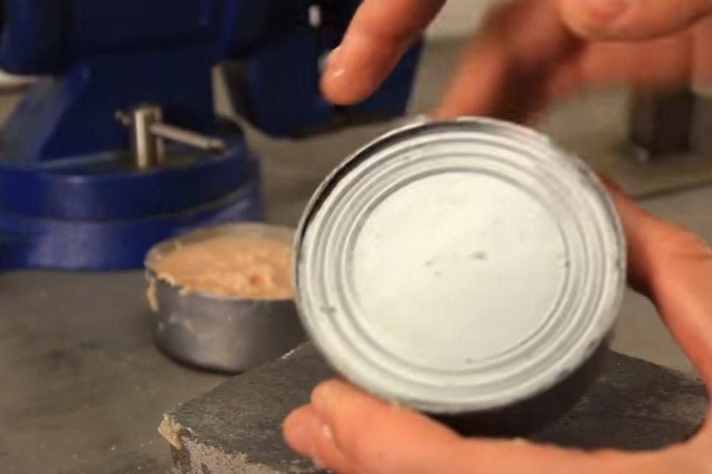 (VIDEO) OVAJ TRIK ĆE VAM SPASTI ŽIVOT: Evo kako da golim rukama otvorite konzervu!