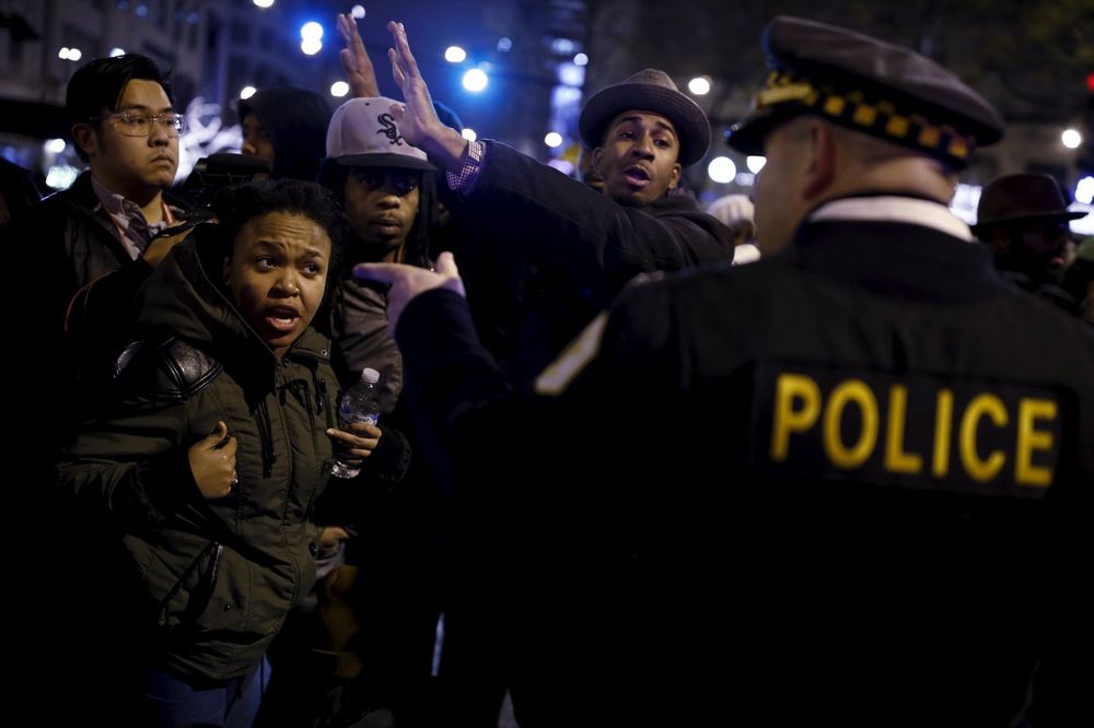 (FOTO, VIDEO) KULMINIRAO RASIZAM U SAD: Sukob policije i demonstranata zbog ubistva Afroamerikanca
