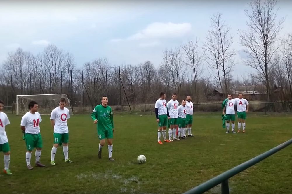 (VIDEO) ODUŠEVILI CELU SRBIJU: Evo kako fudbaleri prekidaju tekmu da zaprose devojku!