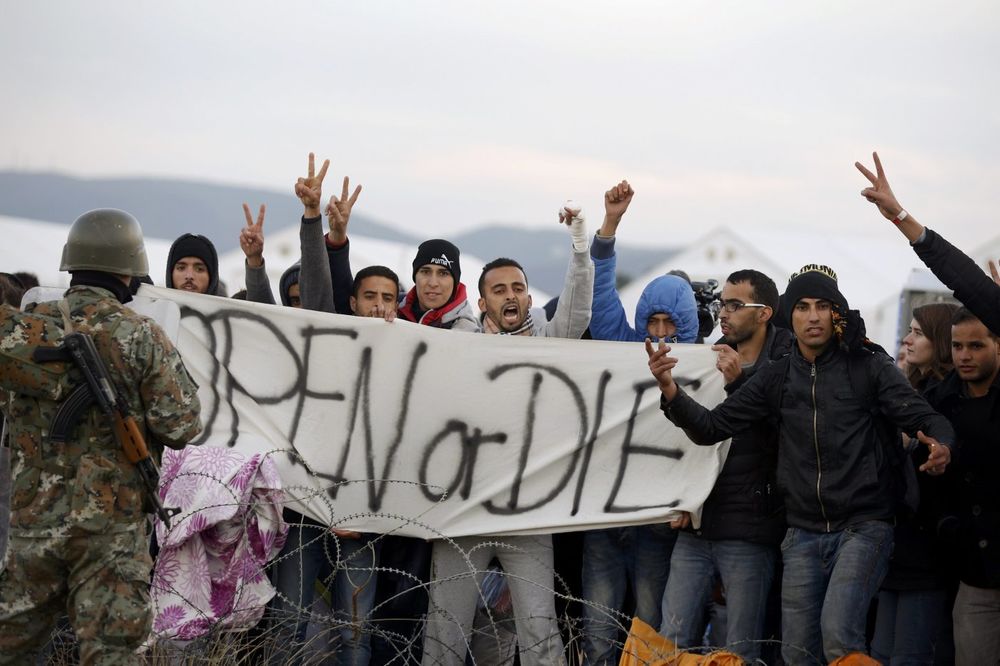 (FOTO) NEREDI U MAKEDONIJI: Migranti hoće da probiju granicu, žele što pre u Nemačku