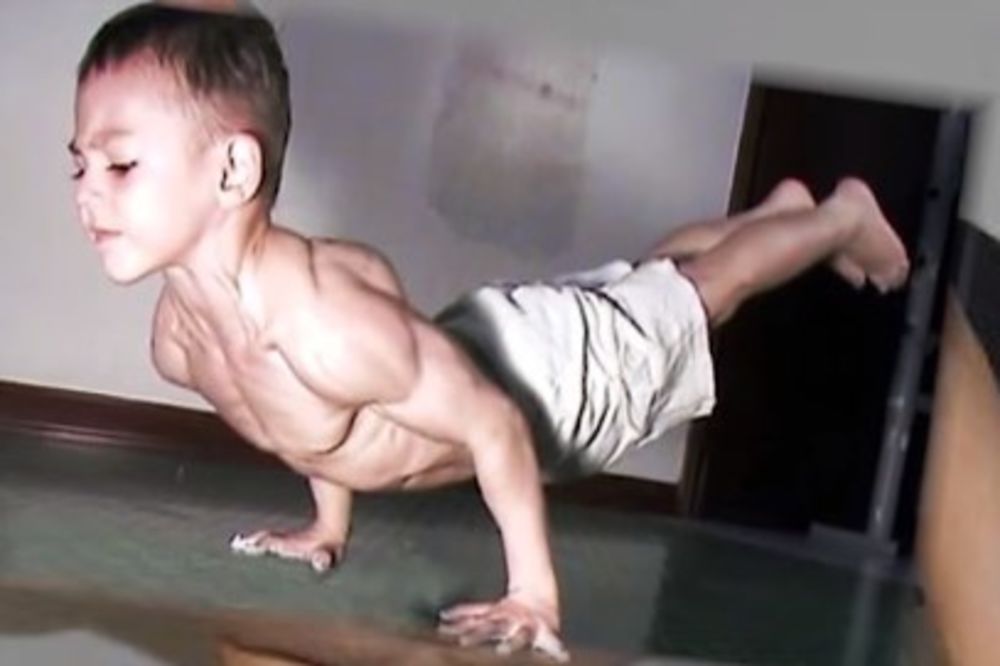 (VIDEO) BIZARNO: Ovi dečaci vežbaju u teretani i imaju mišiće kao odrasli muškarci!
