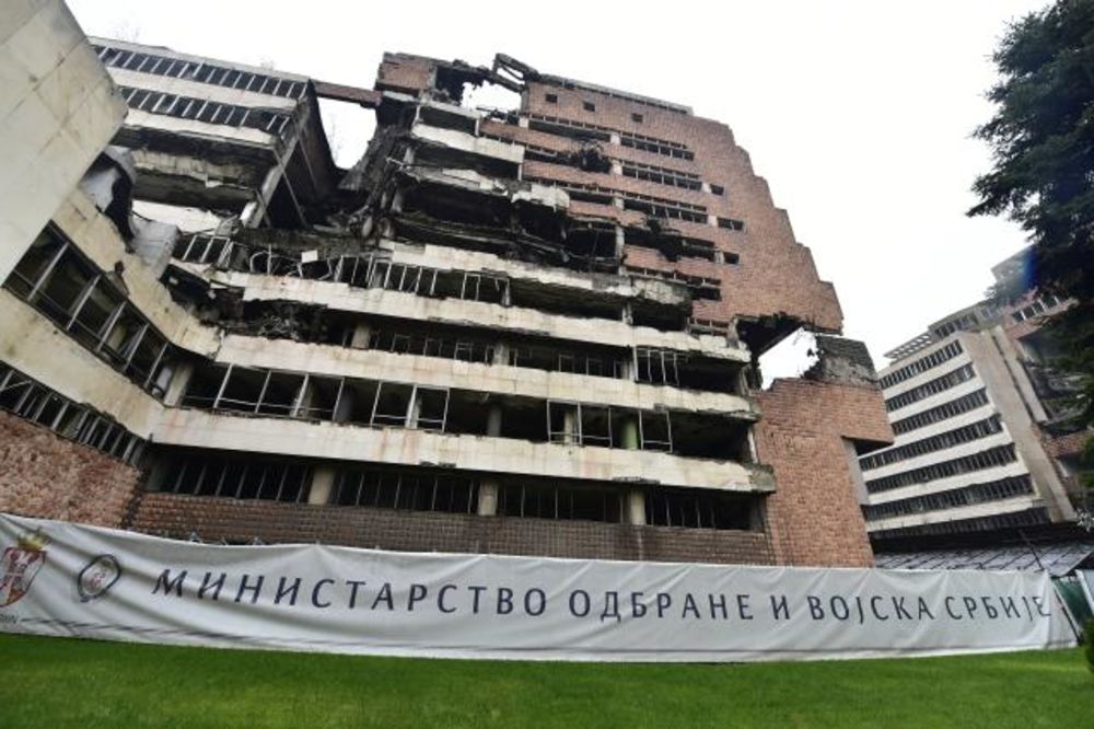 (FOTO) POSLE 16 GODINA: Počinje rušenje nestabilnog dela zgrade Generalštaba