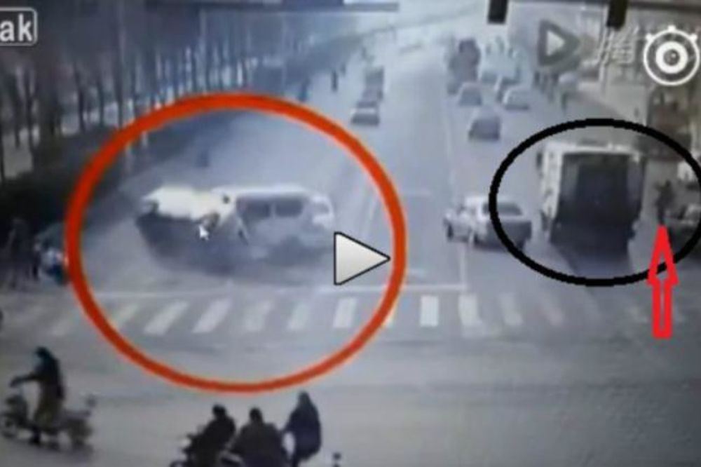 (VIDEO) NEVIDLJIVA SILA POBACALA AUTOMOBILE?! Pogledajte ovu bizarnu saobraćajnu nezgodu!