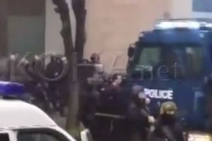 HAOS U PRIŠTINI: Policija zauzela sedište Samoopredeljenja, uhapšen Aljbin Kurti i 40 pristalica