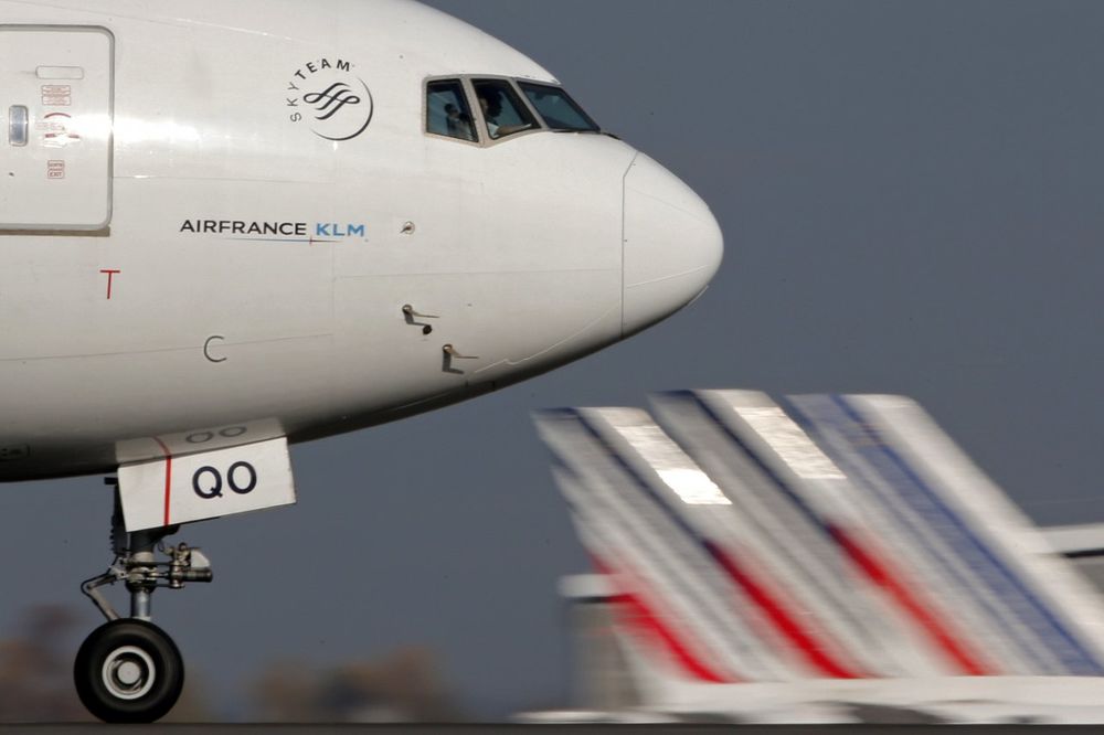 DŽIHADISTI OPET PRETE PARIZU: Na aerodromima ispisali preteće grafite po putničkim avionima