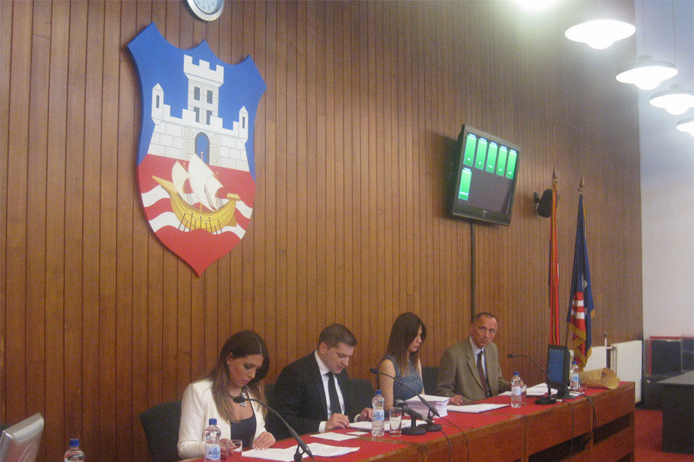 VESIĆ: Na današnjoj sednici donose se važne odluke za Beograđane