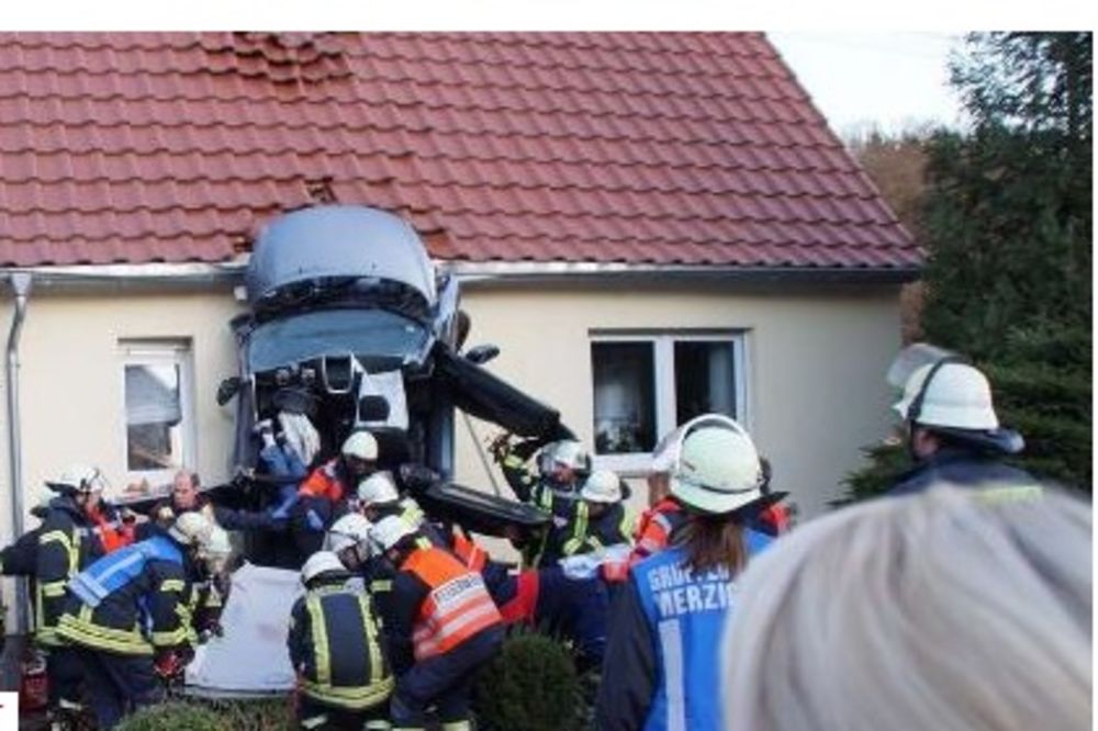 (VIDEO) OVO JE VOZAČ SPAJDERMEN: Autom se katapultirao na krov kuće pa se sroljao niz zid!