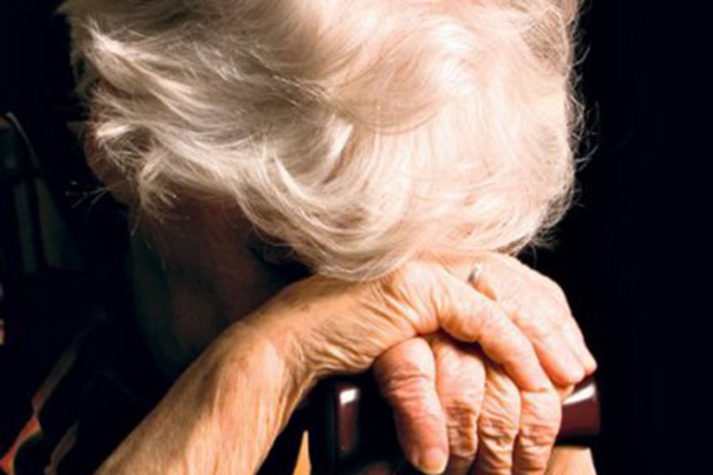 UŽAS U PODGORICI: Sin i unuci prebili baku zbog penzije