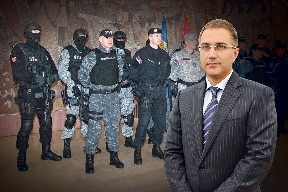 POLICIJSKO ZASTRAŠIVANJE: Stefanović pred novinarima s policajcima u fantomkama!