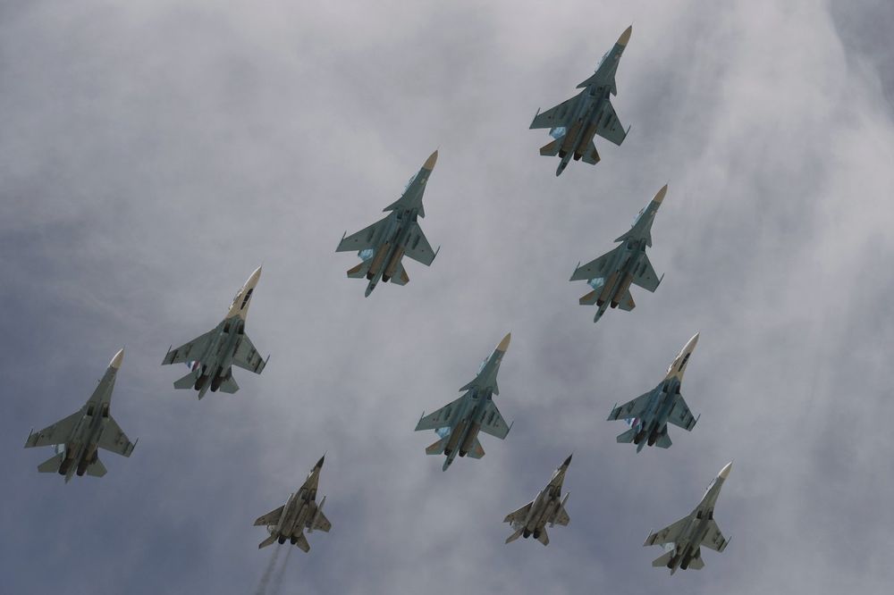 (VIDEO) RUSI KRENULI KUĆI: Prva grupa borbenih aviona napustila baze u Siriji!