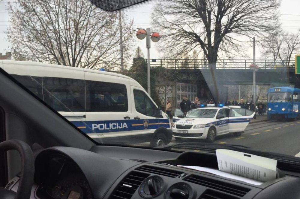 (FOTO) DRAMA U ZAGREBU: Policija iz tramvaja izvukla muškarca opasanog noževima i elektrošokerom!