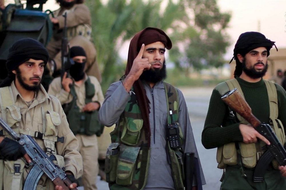 KRIJU SE OD VAZDUŠNIH NAPADA: Džihadisti briju brade i upadaju u kuće civila u Raki