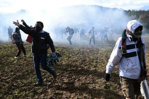 NEREDI NA GRČKO-MAKEDONSKOJ GRANICI: Zasuli suzavcem migrante koji su pokušali da uđu u Makedoniju!