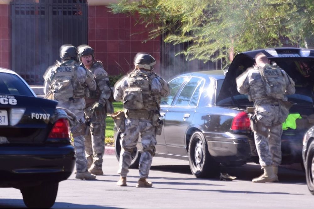 LUDILO U KALIFORNIJI: Tri napadača kosila ljude u San Bernardinu, najmanje 14 mrtvih