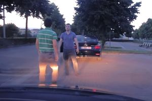 (VIDEO) MOŽE I BEZ NASILJA: Niko nije očekivao ovakav kraj svađe između dva vozača