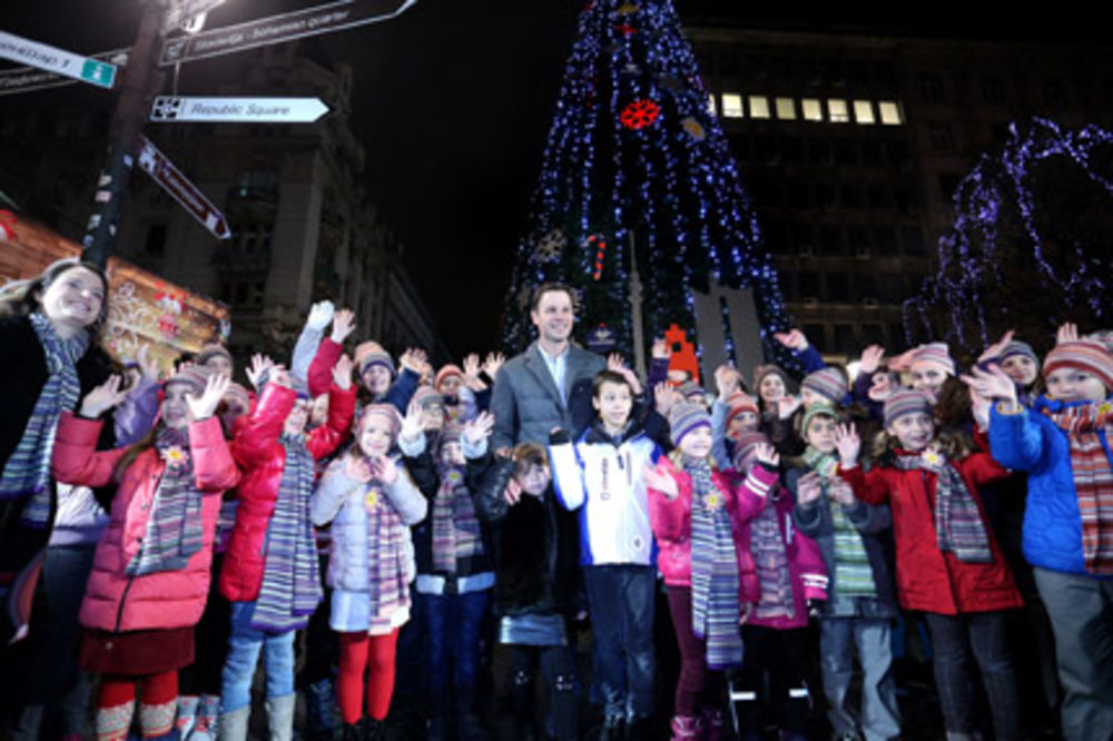 STIŽU PRAZNICI: Zasvetlela novogodišnja jelka na Trgu Republike