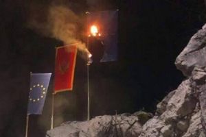 (VIDEO) NIJE STAJALA NI NEDELJU DANA: Zapaljena zastava NATO na Cetinju!