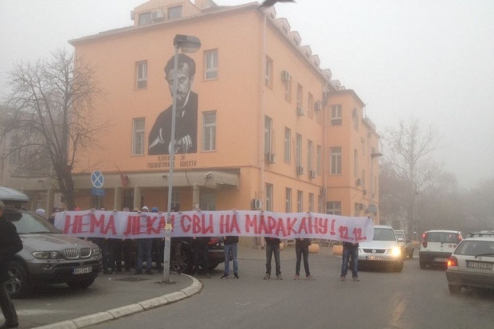 (FOTO) AKCIJA DELIJA: Evo zašto su navijači Zvezde u velikom broju išli u Kliniku Laza Lazarević