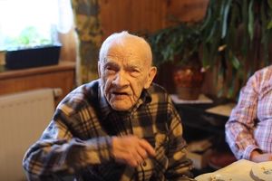 (VIDEO) NEDOSTAJU MU STARINSKE CIGARETE: Ovaj deka ostavio pušenje u 108. godini