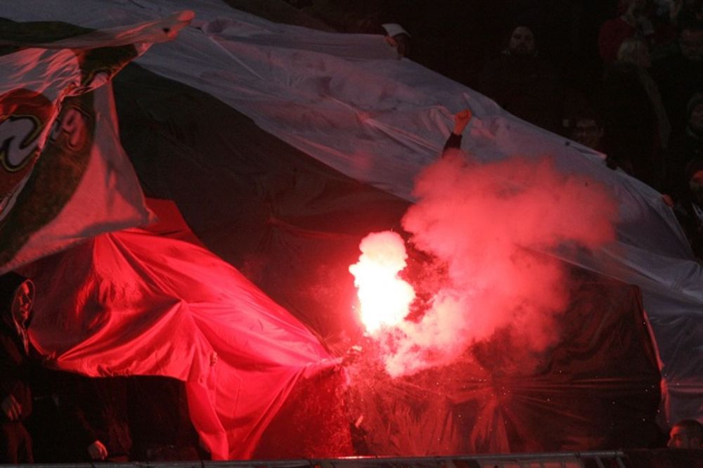 (FOTO) INCIDENT U HUMSKOJ: Grobari oteli i zapalili zastave navijača Augsburga