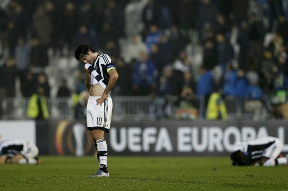 (FOTO, VIDEO) TEŠKO PODNELI NEUSPEH: Fudbaleri Partizana sa suzama se oprostili od Evrope