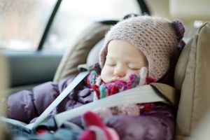 (VIDEO) UPOZORENJE ZA RODITELJE: Zimske jakne mogu ugroziti život deci u saobraćaju