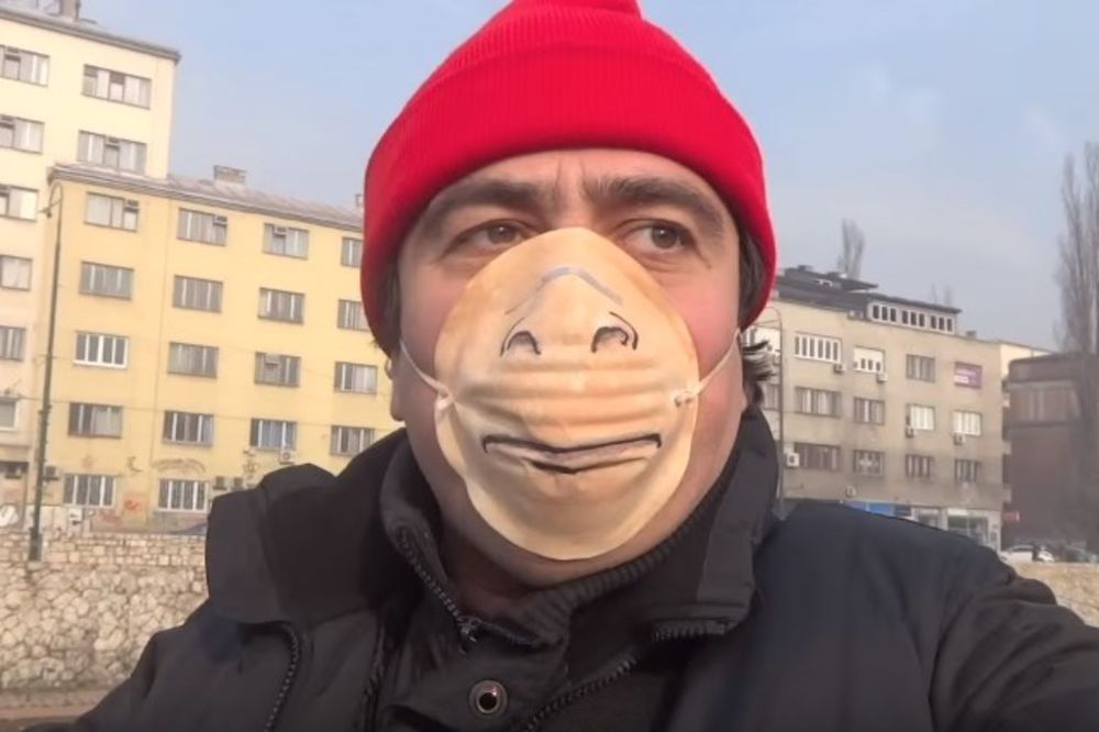 (VIDEO) MAJMUN SAM I TIM SE DIČIM: Sarajevski umetnik upozorava na veliku zagađenost u BiH