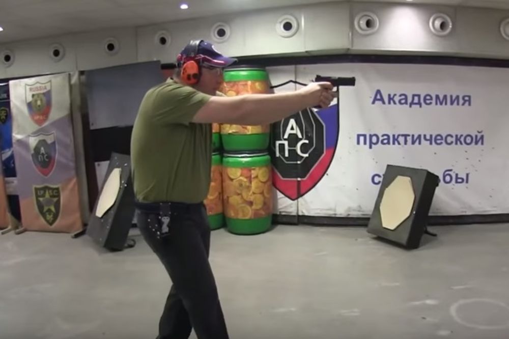 (VIDEO) OVAKO IZGLEDA KAD ROGOZIN PUCA: Ruski vicepremijer održao čas iz korišćenja pištolja