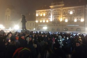 #NOVINARINEKLEČE U NOVOM SADU: Nema opravdanja za odlaganje smene ministra Gašića