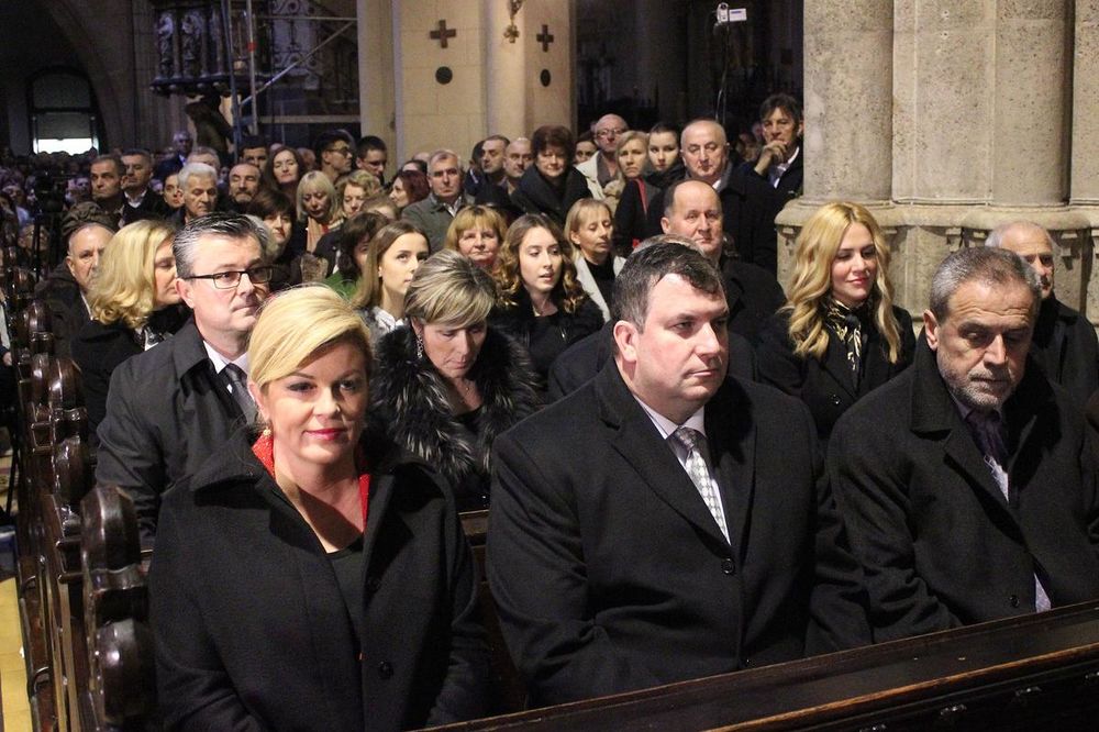 (FOTO) BOŽIĆ U HRVATSKOJ: Predsednica Kolinda sa suprugom i mandatarom na misi u Zagrebu