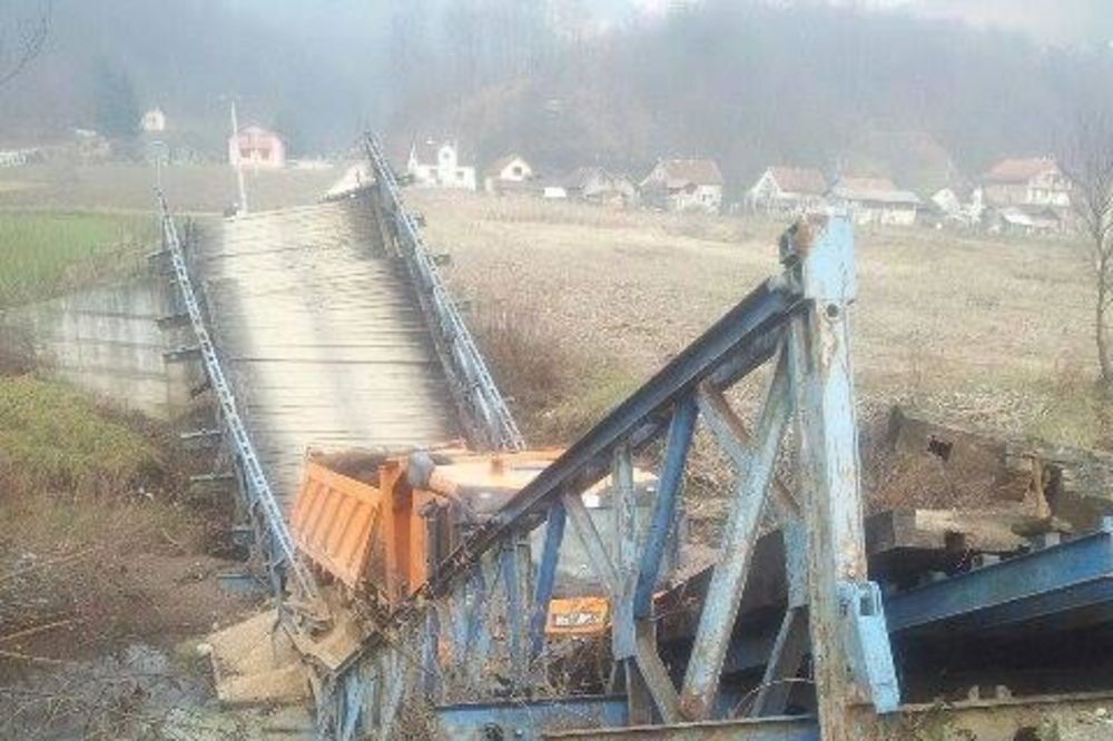 (FOTO) ZAMALO TRAGEDIJA: Kamion srušio most kod Čelinca!