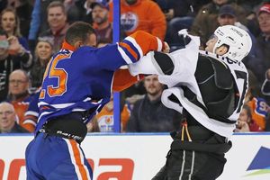 (VIDEO) SRBIN PONOVO BIJE: Hokejaš Edmontona izazvao Lučića, a onda dobio batine