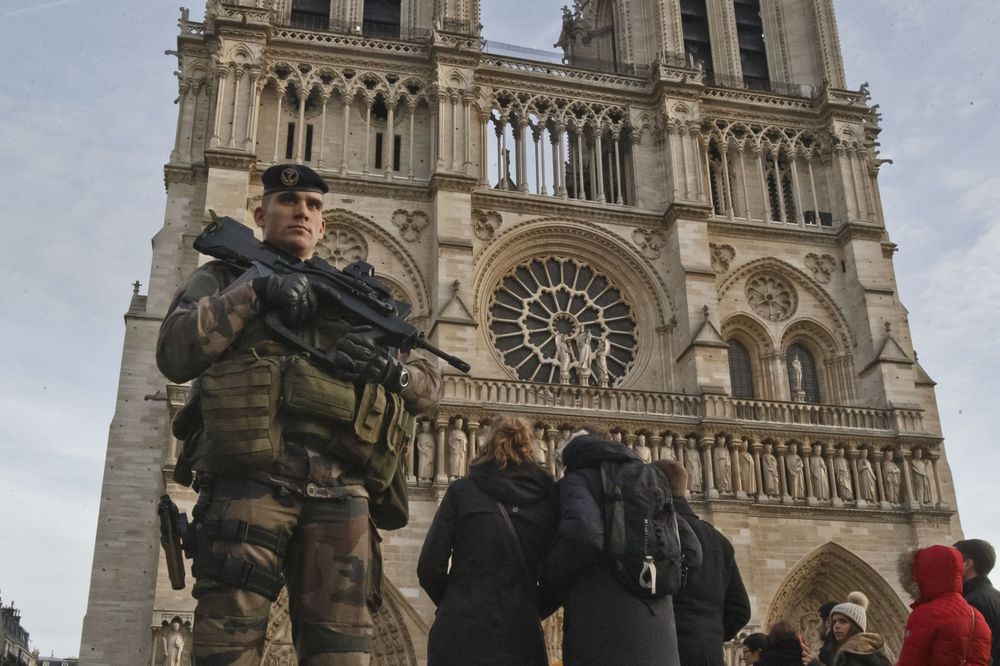 (VIDEO) PANIKA U CENTRU PARIZA: Napao čekićem policajce kod crkve Notr Dam, ovi ga upucali