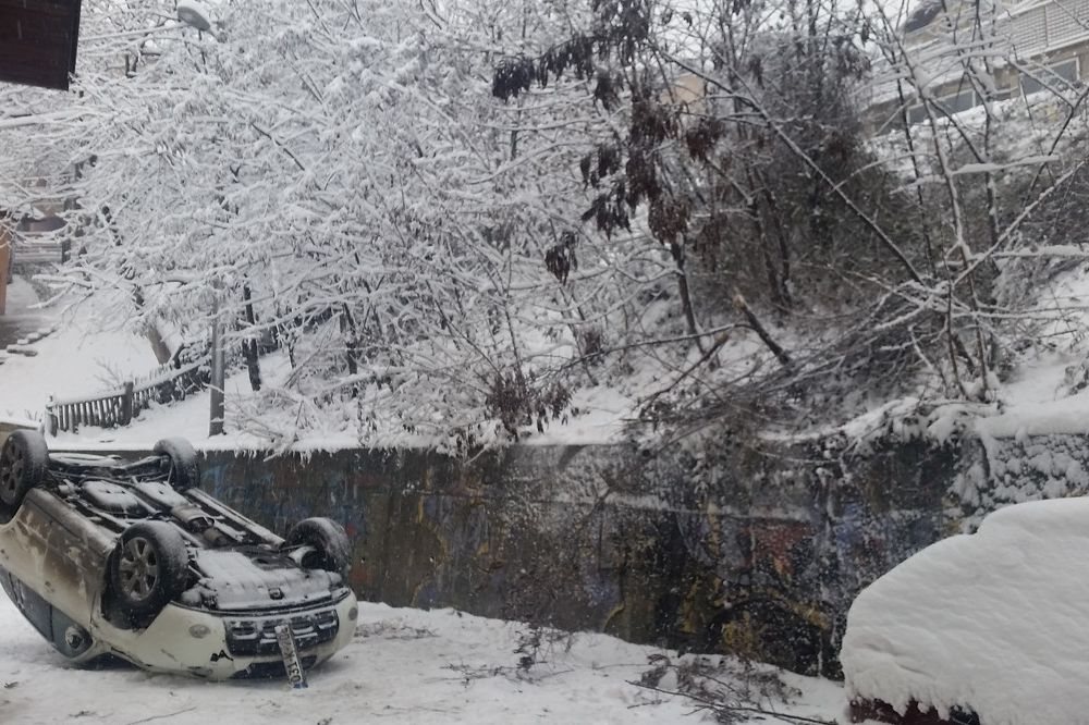 (FOTO) NIGDE PUTARA, NEKO ĆE POGINUTI: Auto sleteo s puta, završio na krovu!