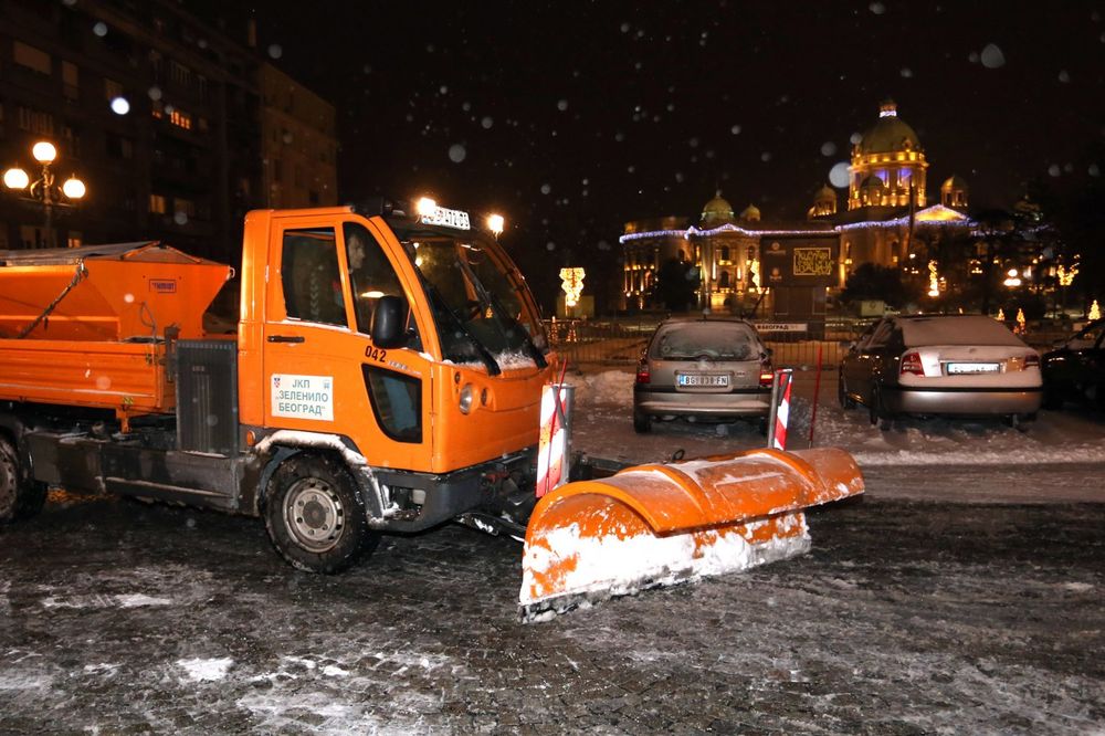 SRBIJA POD SNEGOM: Sneg čisti 2.000 radnika i 400 mašina!