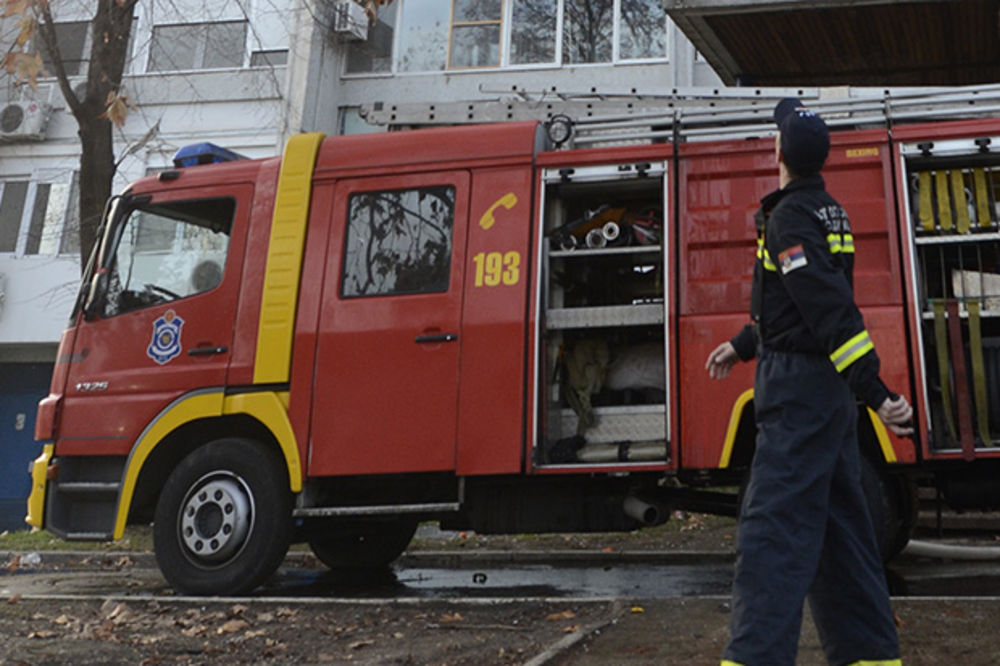 POŽAR NA NOVOM BEOGRADU: Dve osobe povređene, 27 vatrogasaca zauzdavalo stihiju