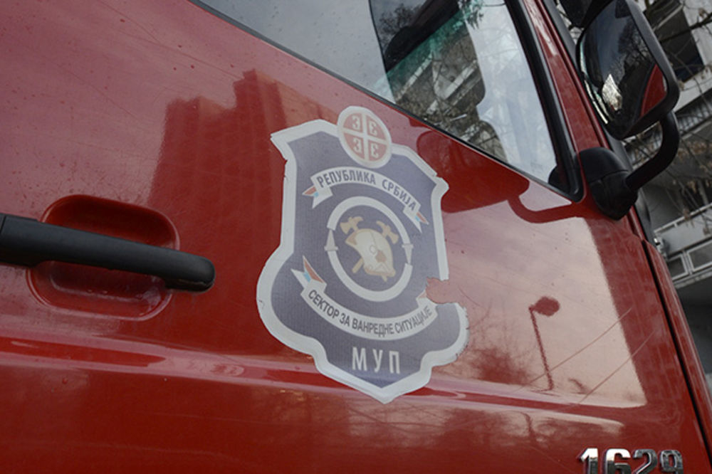 VATRENI KARAMBOL U DESPOTA STEFANA: Pežo 407 zapalio se u toku vožnje pa naleteo na parkiranu alfu