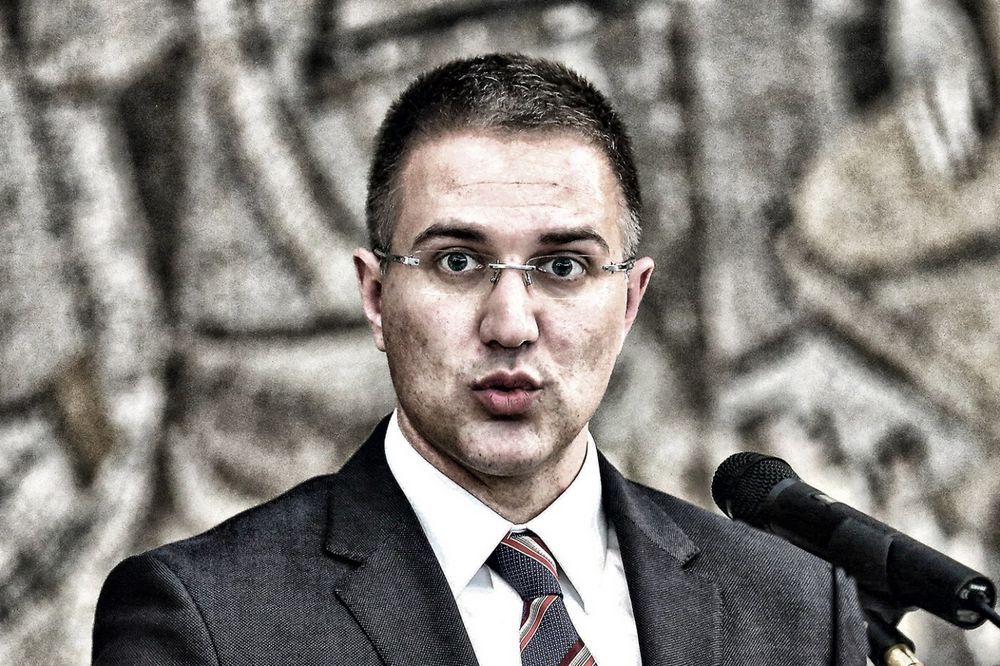 NEŠA TAROT: Ministar Stefanović opet širi paniku, predviđa novi državni udar!