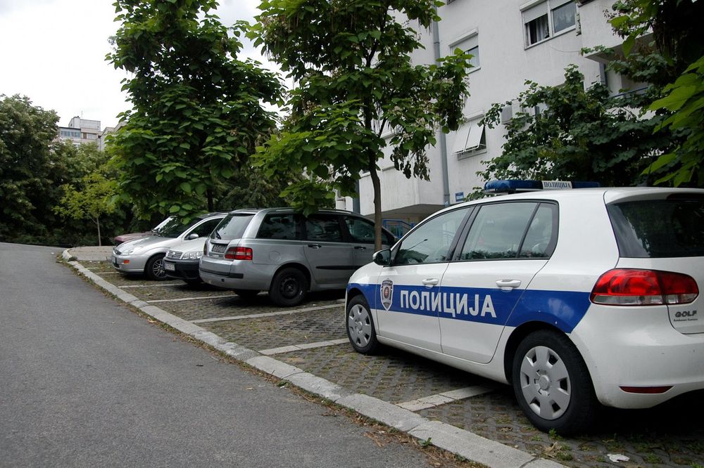 NIŠ: Izgoreo mercedes na parkingu