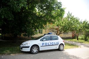 MUNJEVITA AKCIJA POLICIJE U RUMI: Uz pretnju nožem ukrao pazar iz radnje, pa odmah uhapšen