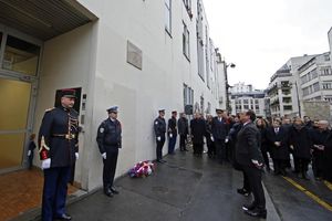 OLAND POSETIO DŽAMIJU: Odaje se pošta žrtvama terorističkih napada u Parizu