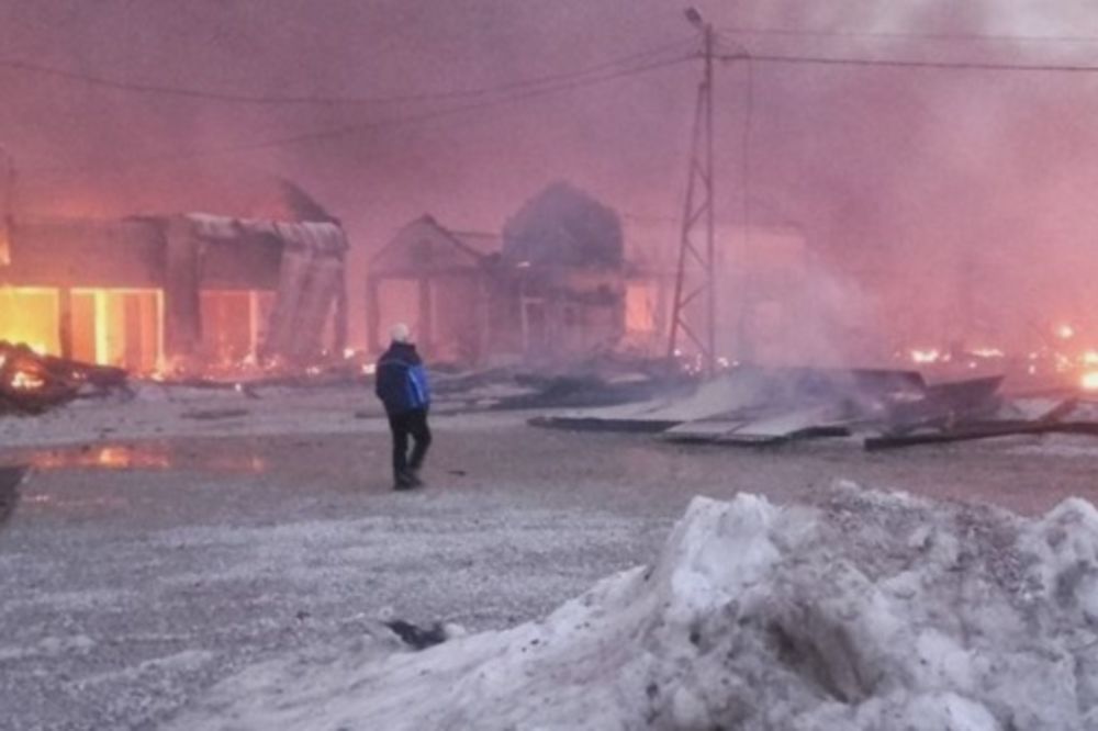 (FOTO) IZGORELO POLA PIJACE ARIZONA: Bez posla ostalo 1000 ljudi, vatra progutala 480 trgovina!