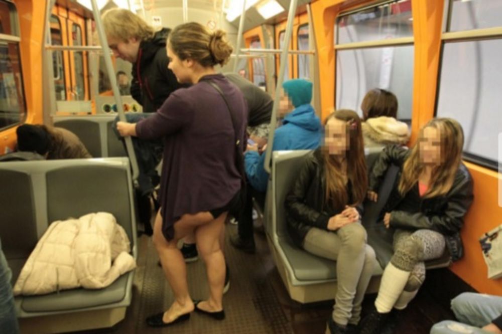 (FOTO) SREĆOM NIJE UDARIO MINUS: Bečlije se u gaćama vozile metroom!