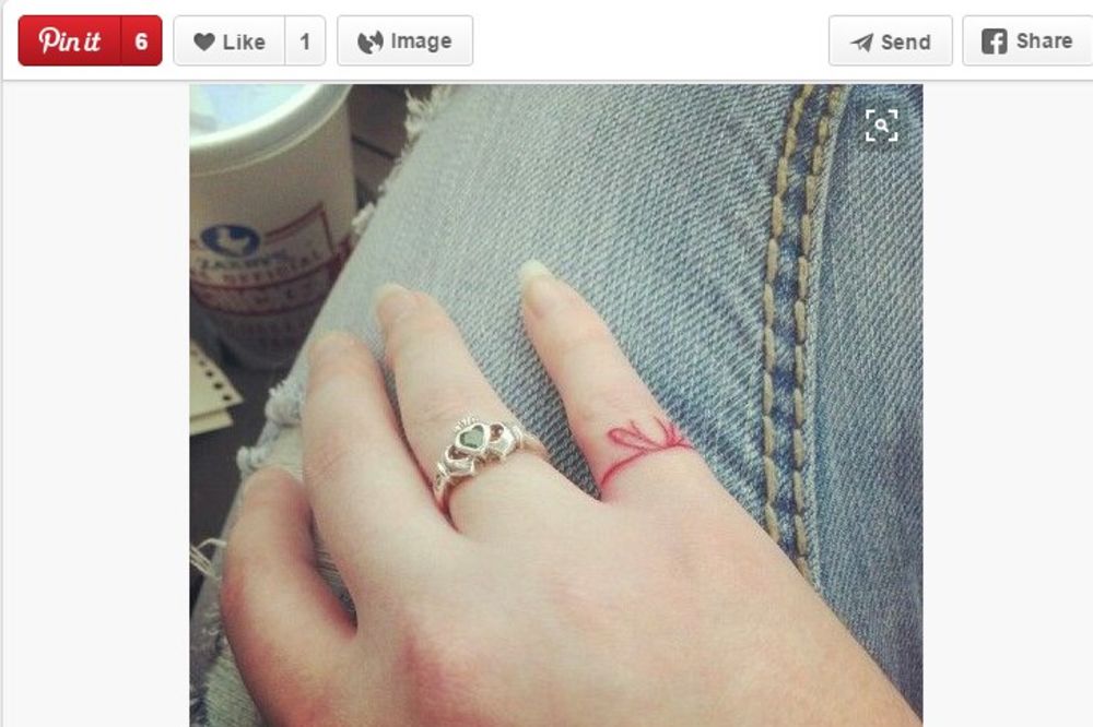 (FOTO) Da li znate šta znači istetovirana crvena mašnica na malom prstu?