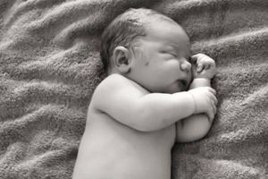 (FOTO) Fotografija bebe koja je osvojila svet: Ljubav ispisana pupčanom vrpcom